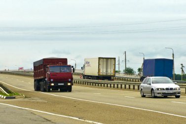 Водители грузовых автомобилей высказали недовольства по поводу ограничений на дорогах Крыма